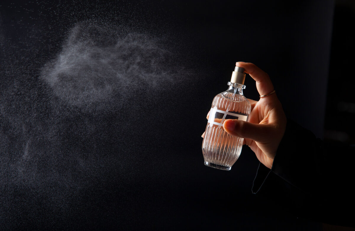 O Seu Perfume é o Seu Statement: Como a Identidade Olfativa Comunica Antes de Qualquer Palavra
